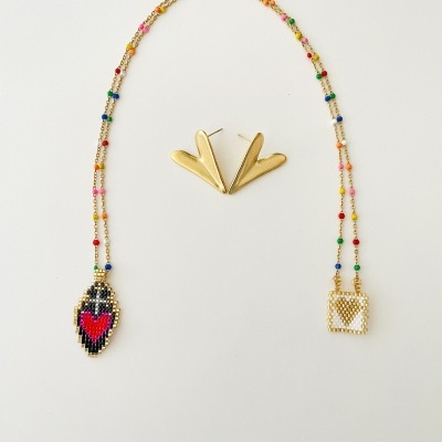 Colar colorido com pingentes de miçangas e brincos dourados