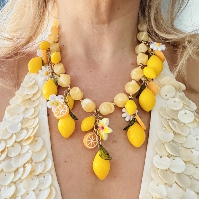 Colar com limões e flores em tons amarelos e bege