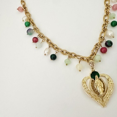 Colar dourado com pedras coloridas e pendente em forma de coração