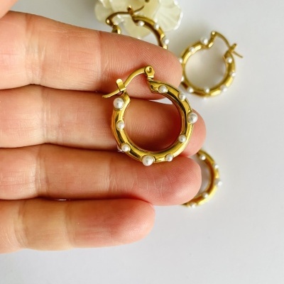 Brincos de argola dourados com detalhes em pérola e textura de bambu