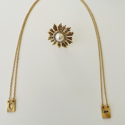 Conjunto bijuteria dourada com corrente fina e broche em forma de sol e pérola