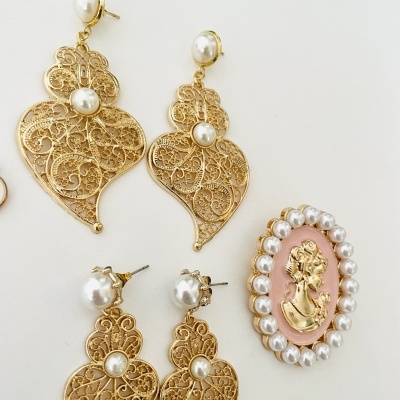 Brincos de filigrana dourada com pérolas e broche oval cor-de-rosa com pérolas e relevo dourado