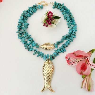 Colar de pedras turquesa com pendente de peixe dourado e flores decorativas