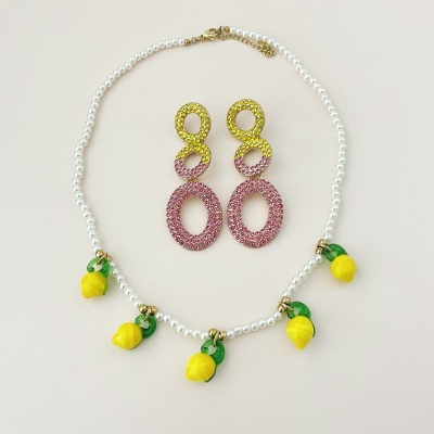 Colar com limões pendurados e brincos 8 amarelos e rosas