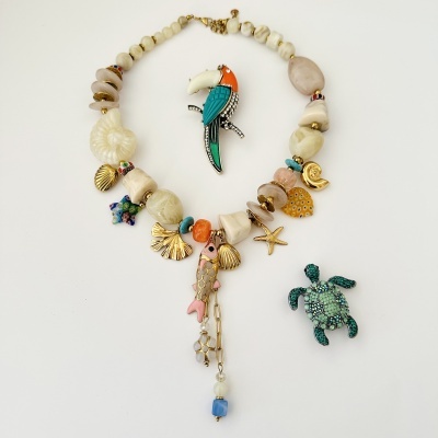Colar com pendentes marinhos e broches de pássaro e tartaruga