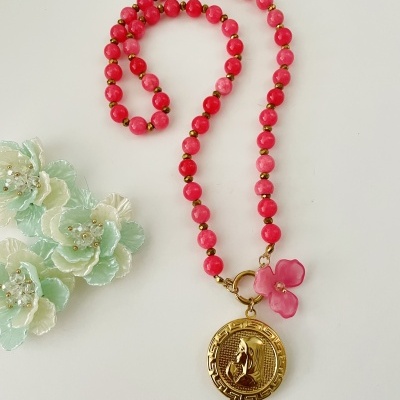Colar rosa e vermelho com pendentes dourado e flor cor-de-rosa