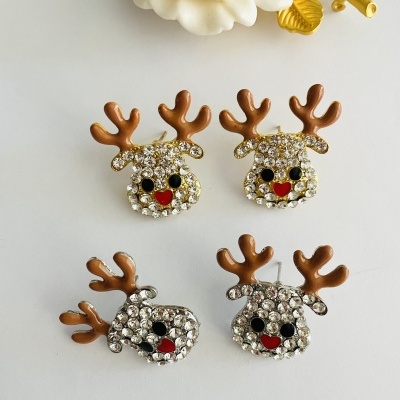 Brincos em forma de rena com cornos castanhos e pedras brilhantes