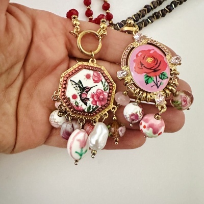 Colares com pendentes florais esmaltados e contas penduradas em tons rosa e branco