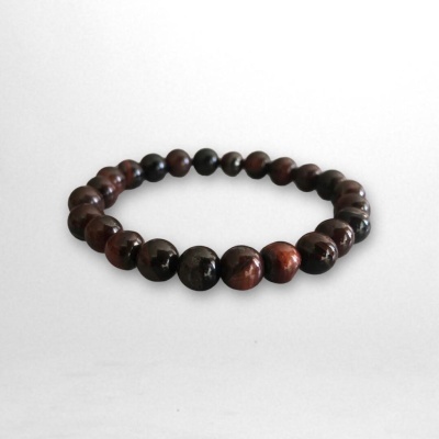 Pulseira de contas esféricas castanho-escuro e pretas sobre fundo branco