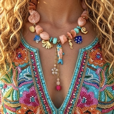 Colar colorido com pendentes e blusa bordada com motivos florais