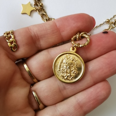 Colar dourado com pendente redondo em relevo e corrente entrelaçada