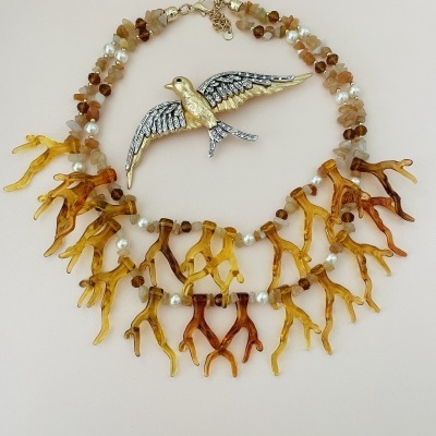 Colar com pingentes âmbar e broche de pássaro dourado e prateado