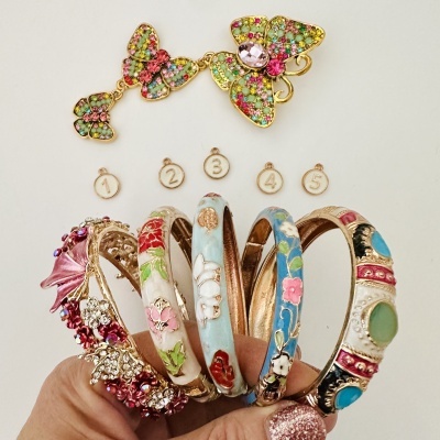 Pulseiras e broche de borboletas coloridas com pedras e esmalte