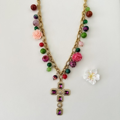 Colar dourado com contas coloridas e pendente em cruz com pedras roxas e transparentes
