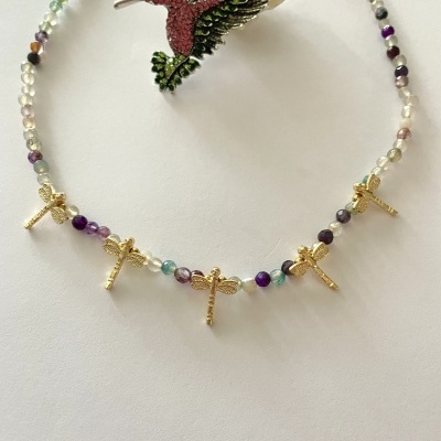 Colar com pedras coloridas e pingentes de libélulas douradas, broche de beija-flor colorido