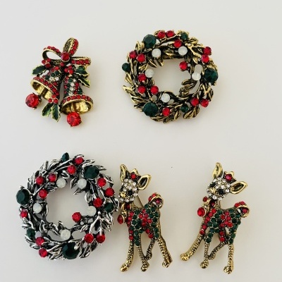 Broches natalícios coloridos em metal com pedras decorativas