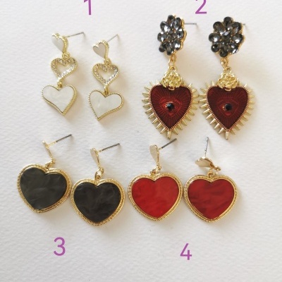 Quatro pares de brincos em forma de coração com detalhes dourados, numerados de 1 a 4, em branco, vermelho e preto.