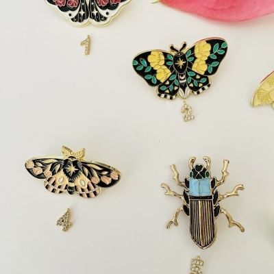 Pins metálicos decorativos em formas de insetos e borboletas coloridas