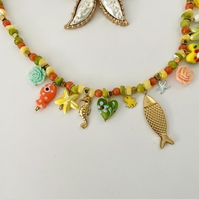 Colar colorido com vários pendentes temáticos marinhos e flores