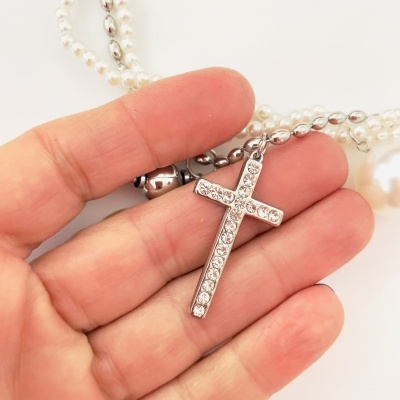 Colar com pendente em cruz prateada com cristais e contas de pérolas