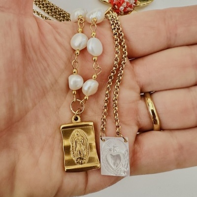 Pulseira de pérolas com pendente dourado, corrente dourada com pendente prateado e corrente com adorno floral colorido