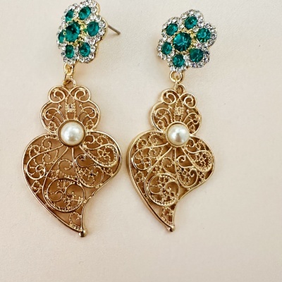 Brincos dourados com pérola e pedras verdes e transparentes