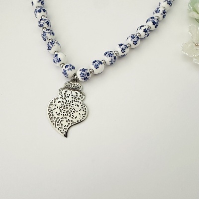 Colar com contas brancas e azuis e pendente metálico perfurado