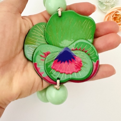 Colar com contas verdes e pingente floral em madeira pintada