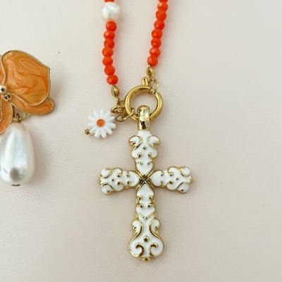 Colar com cruz branca dourada, contas vermelhas, flor branca e brinco com pérola e pétalas alaranjadas
