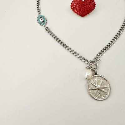 Colar prateado com pendentes de estrela, pérola e olho turco azul