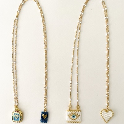 Quatro colares dourados com pingentes em contas coloridas variados