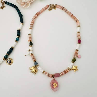 Colar de contas rosa e branco com pendente de trevo e pingentes dourados