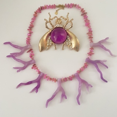 Colar rosa com pingentes de coral e pendente de abelha dourada