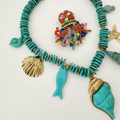 Colar turquesa com pendentes marinhos e broche de polvo multicolorido