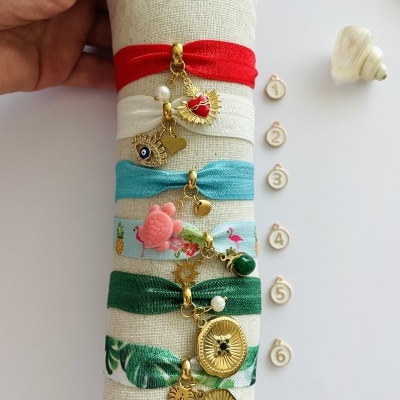 Seis pulseiras coloridas com pendentes dourados e detalhes, numeradas de 1 a 6
