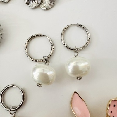 Brincos prateados com pérolas e alfinete rosa e dourado