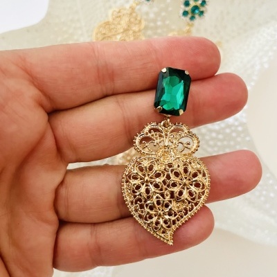 Brinco dourado com filigrana em forma de coração e pedra verde