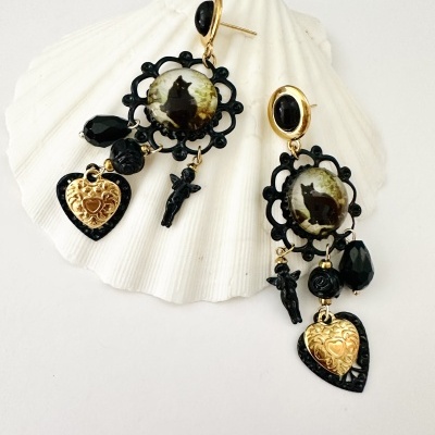 Brincos pendentes dourados e pretos com imagem de gato e detalhes em forma de anjo e coração