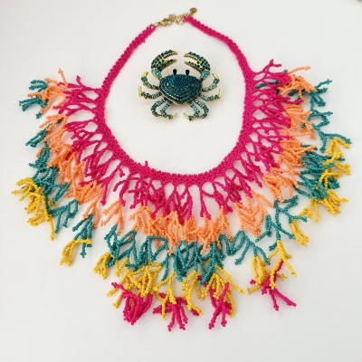 Colar frisado colorido com broche de caranguejo azul