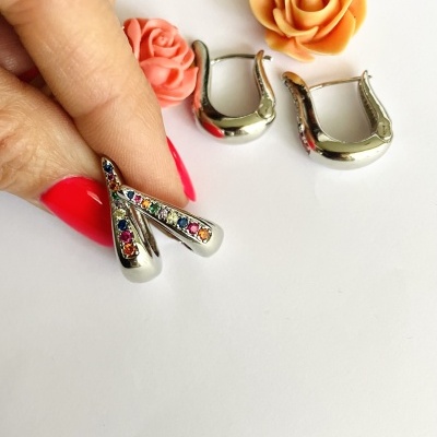 Brincos prateados com pedras coloridas e flores artificiais de silicone pêssego