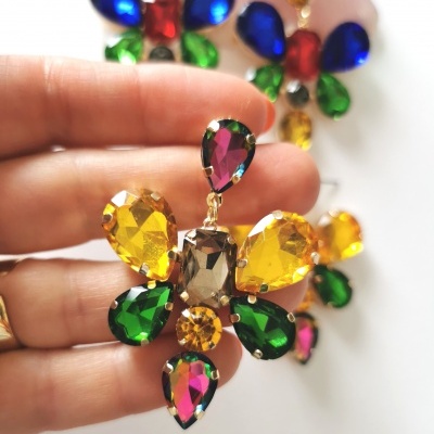 Brincos flor em pedras coloridas e metal dourado