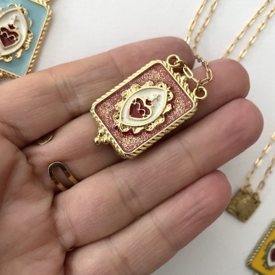 Colar com pendente em formato de livro dourado e esmalte vermelho e creme