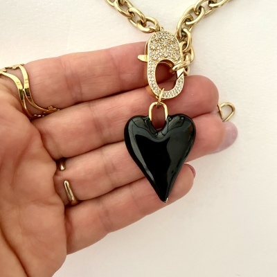 Colar dourado com coração preto e fecho com cristais