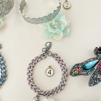 Pulseiras e decoração com pedras coloridas e etiquetas de números