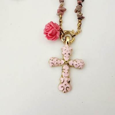 Colar com cruz rosa e dourada com pingente de rosa e corrente com pedras