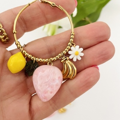 Brinco argola dourada com pendentes coloridos de frutas e flor