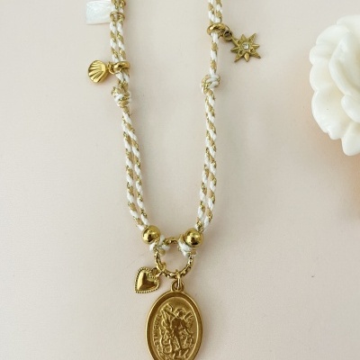 Colar com pendentes dourados e fio branco e dourado