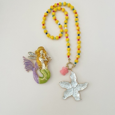 Colar colorido com contas e pendentes de sereia e estrela do mar