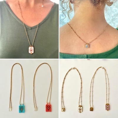 Colares com pendentes retangulares de miçangas coloridas em correntes douradas