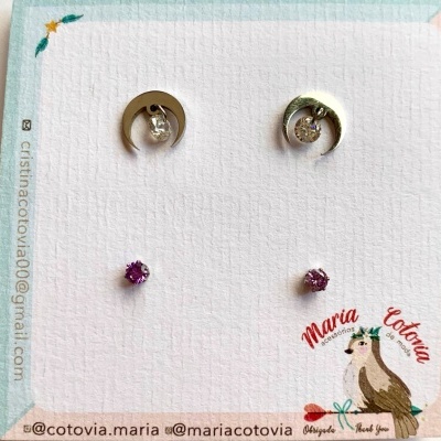 Dois pares de brincos em cartão com ilustração de coruja e texto Maria Cotovia